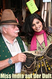 Puja Gupta und die Lederhose (Foto: Martin Schmitz)
